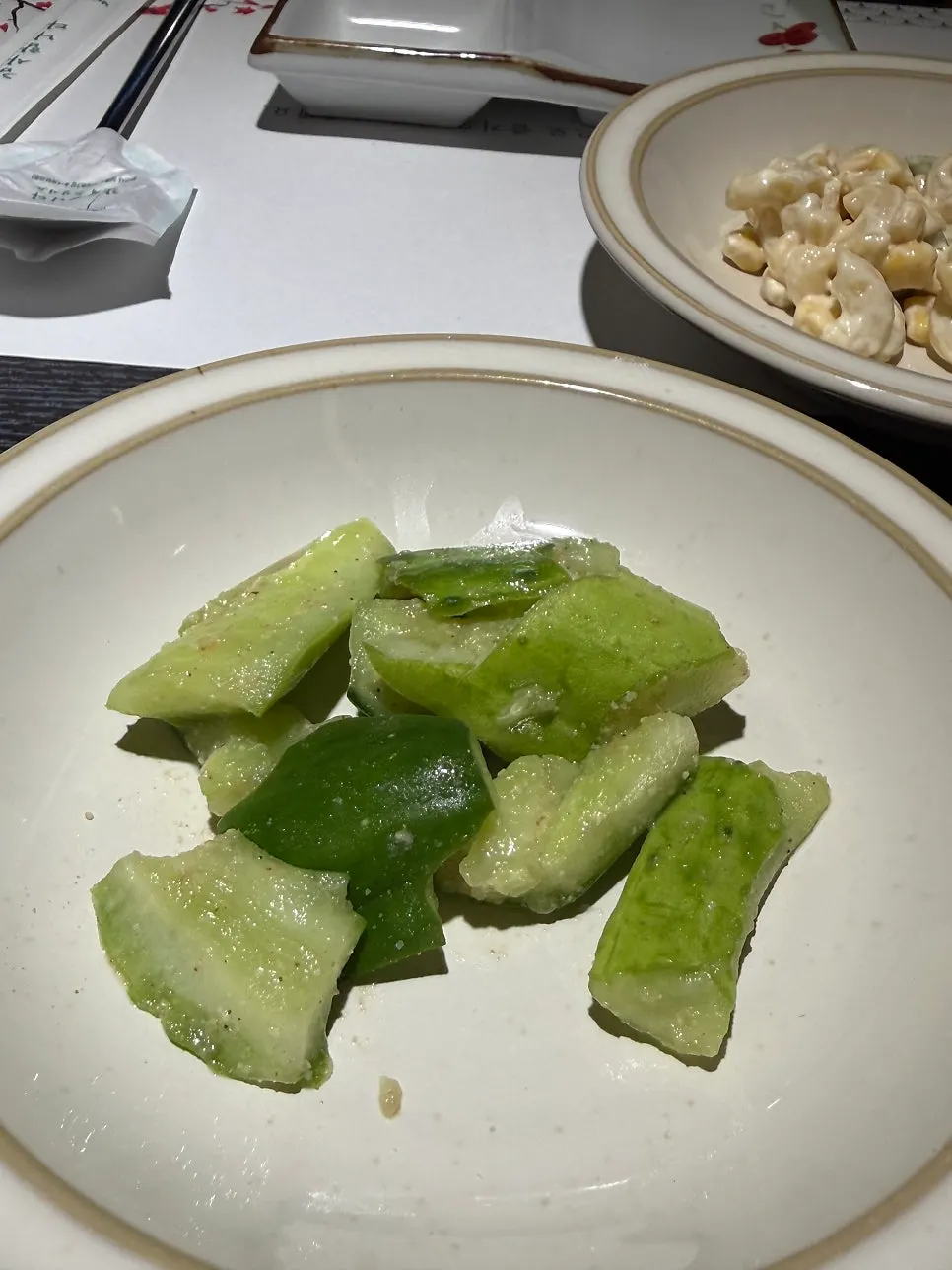 아삭한 오이무침과 백김치 밑반찬