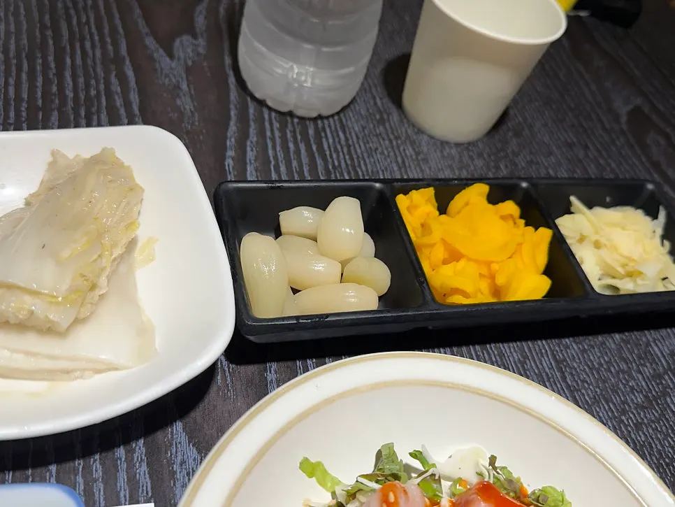 테이블에 차려진 참치야 기본 밑반찬