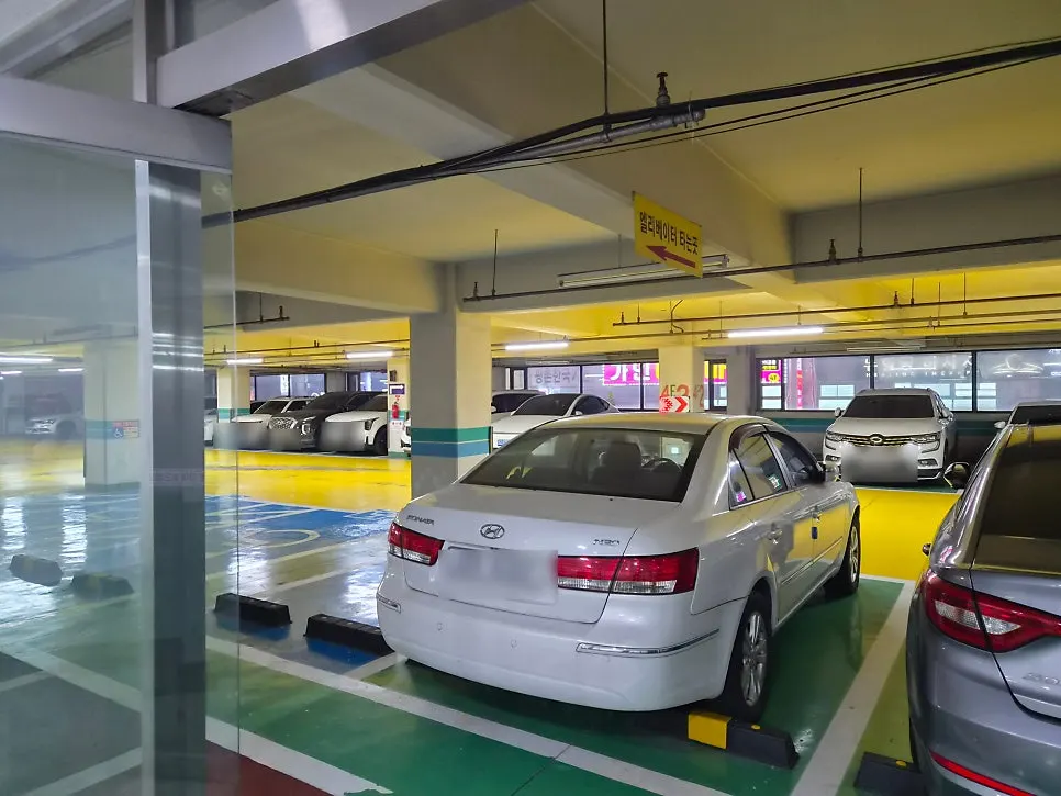 구 사우나파크 건물 주차장 내부