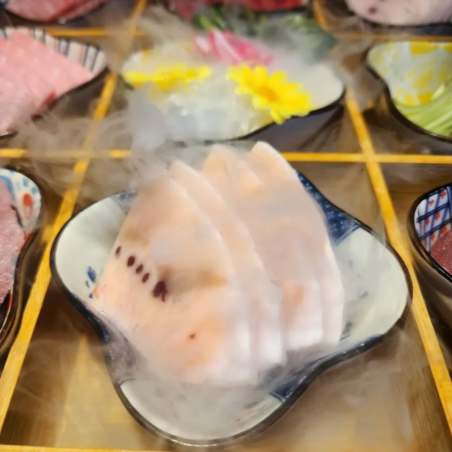 색감이 다른 참치 여러 부위 회