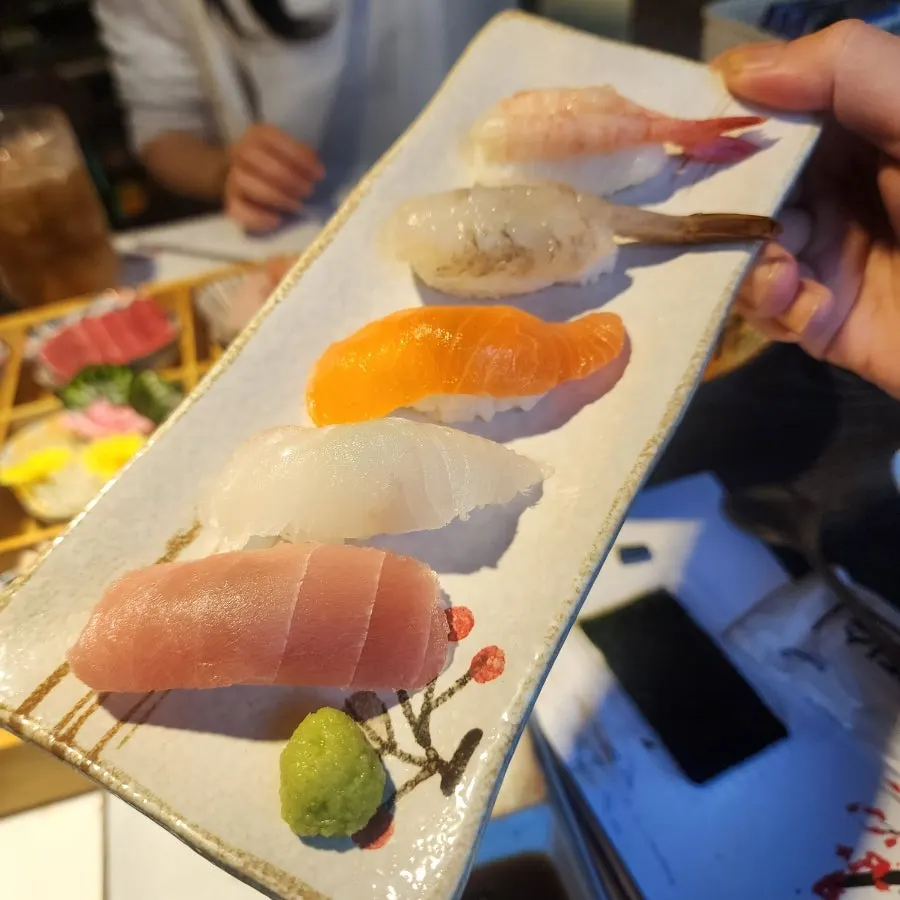 기름진 부위와 담백한 부위가 함께 놓인 참치회