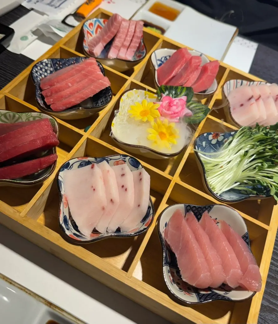 칸칸이 담긴 참치 한판 상차림