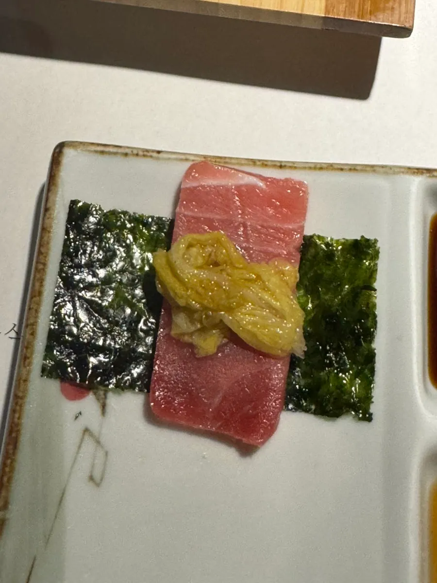 도톰하게 썰린 참치회 한 점