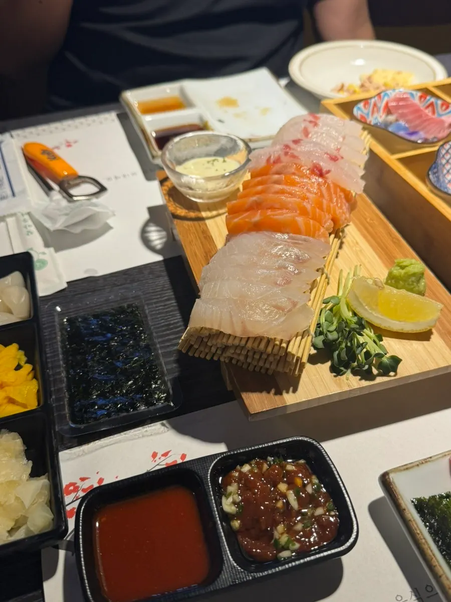 연어와 흰살회가 담긴 숙성모둠회 플레이팅