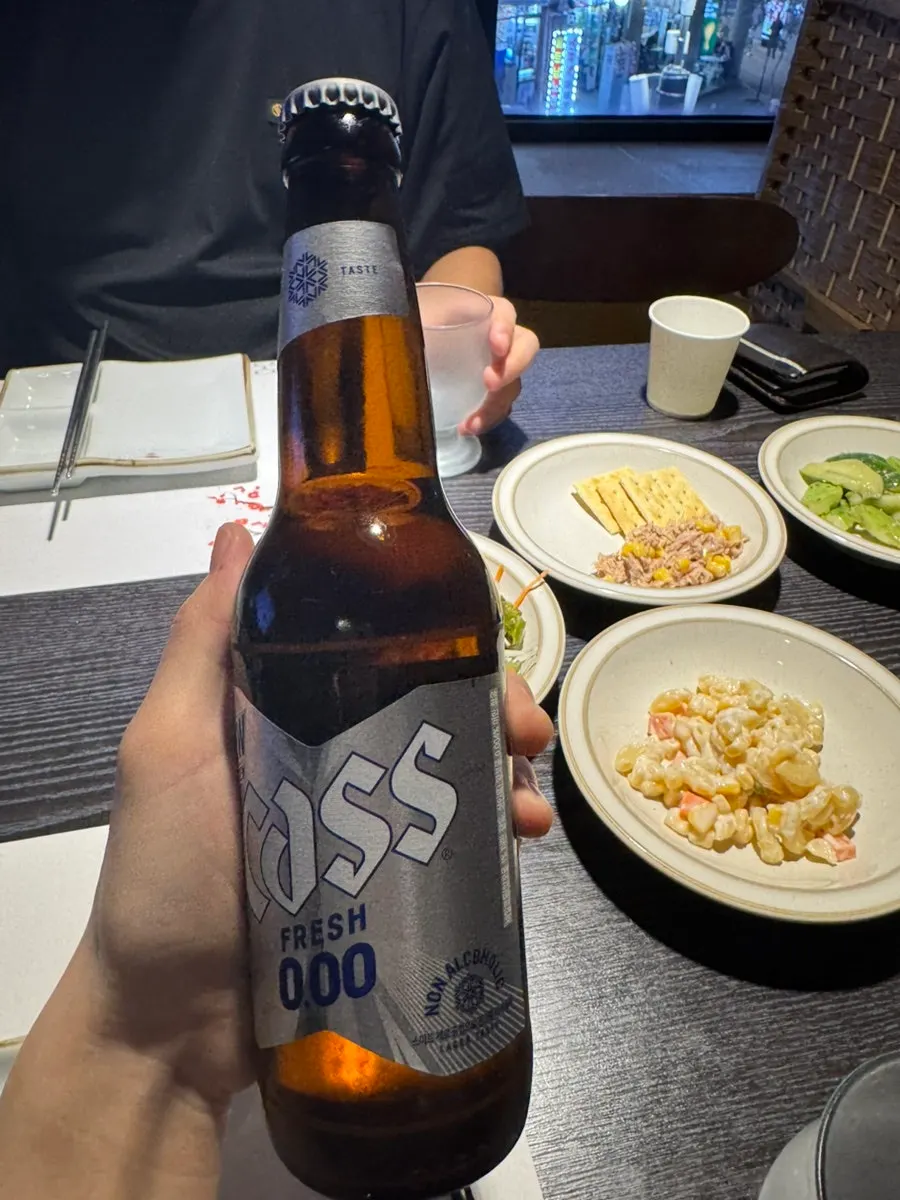 잔에 따른 무알콜 맥주