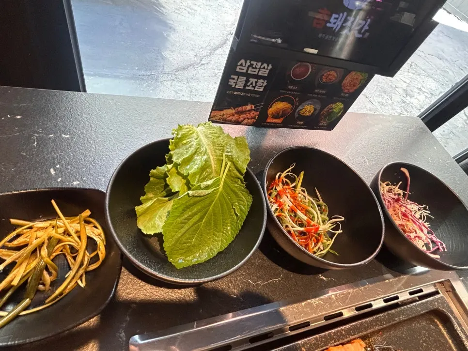 Table spread served with the cham samgyeopsal