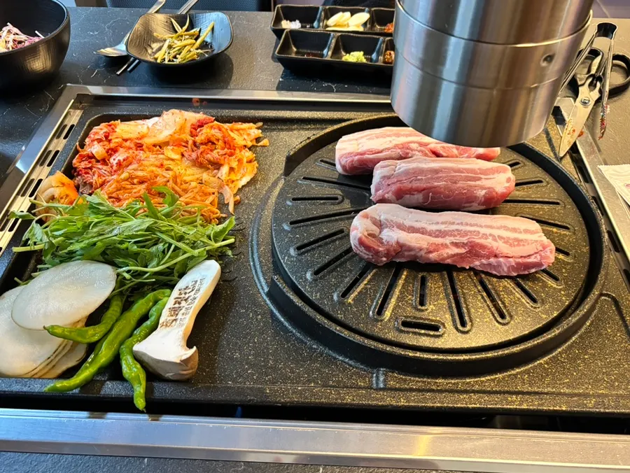 Thick-cut raw black pork ogyeopsal