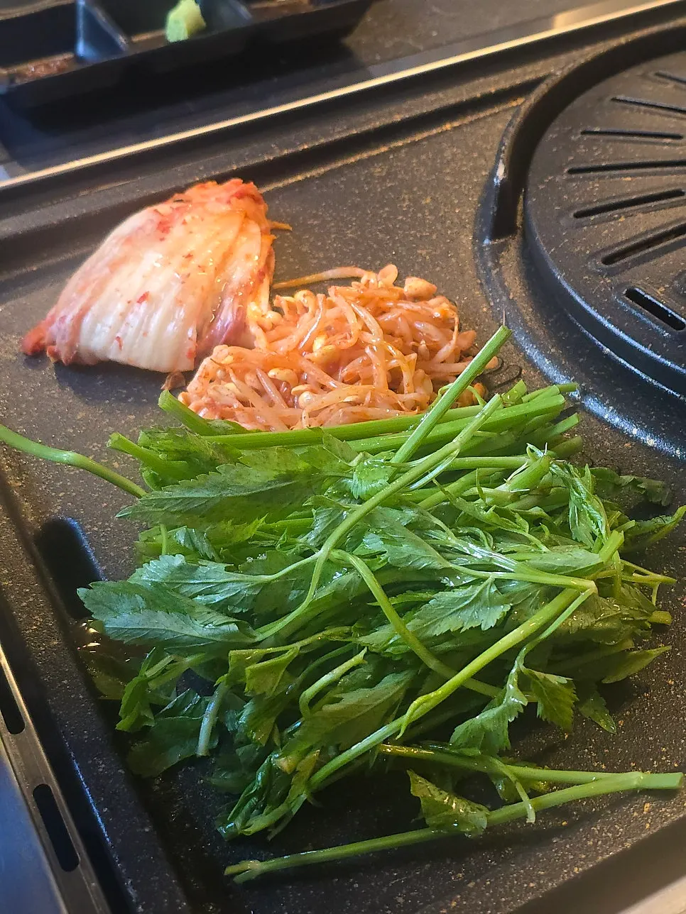 Wrap vegetables including lettuce and perilla leaves