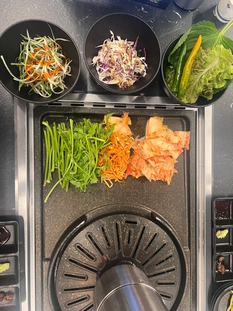 가운데에서 고기를 굽는 참돼짓간 이중 불판