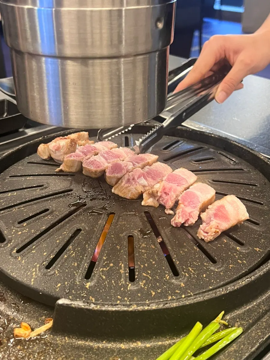 부위별로 구워진 고기 한 상