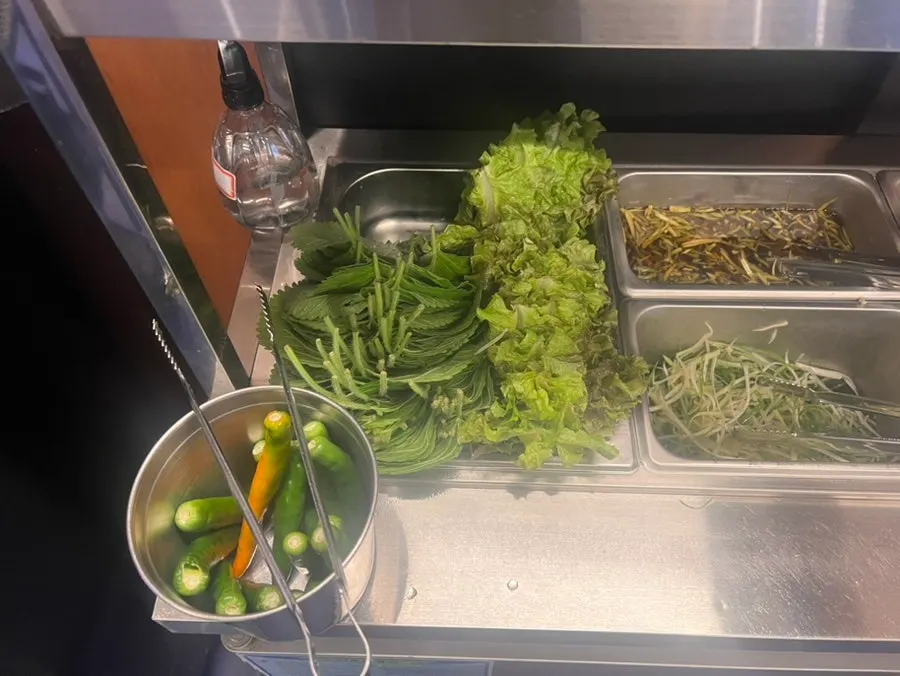 김치와 상추, 깻잎 쌈 채소 구성