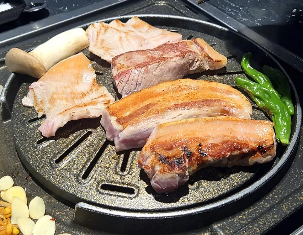 Raw meat served with mushrooms, cheongyang peppers, and sliced potato