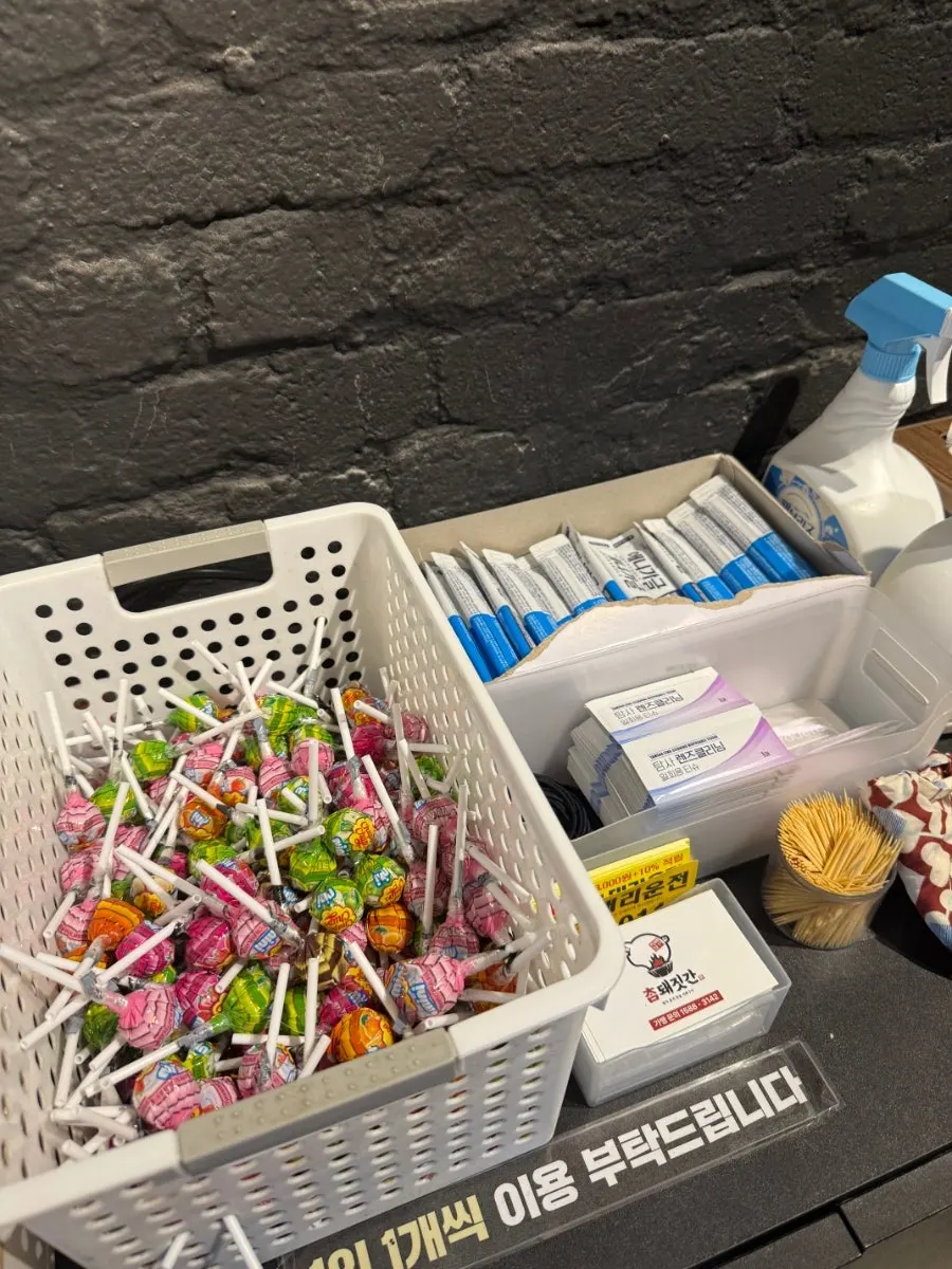 Aprons and mouthwash placed at the free service zone