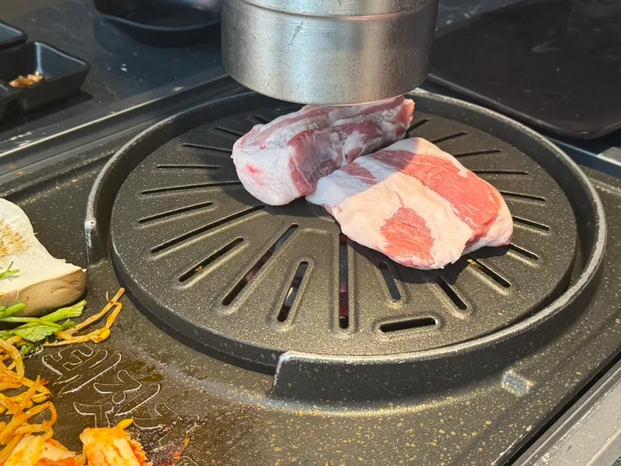 주문한 흑돼지 오겹살과 가브리살 생고기 접시