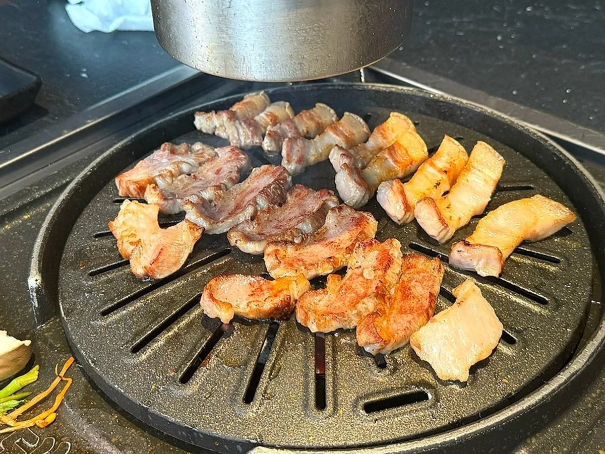 참숯 불판에서 구워지는 흑돼지 오겹살