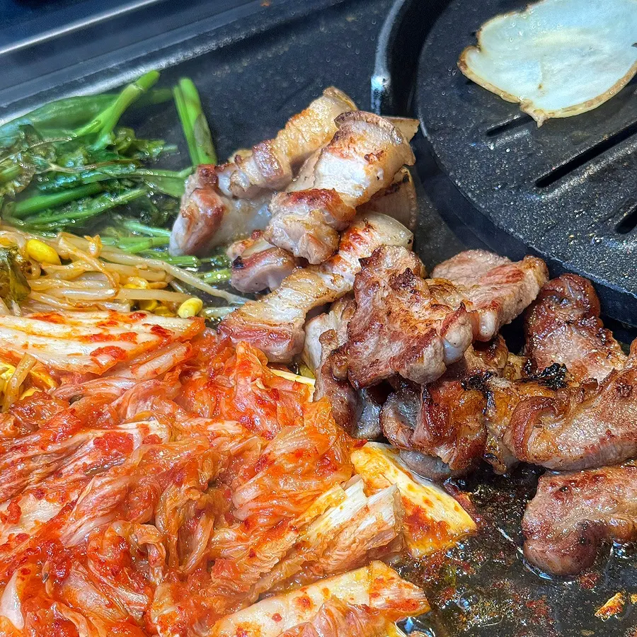 노릇하게 구워진 오겹살 한 점