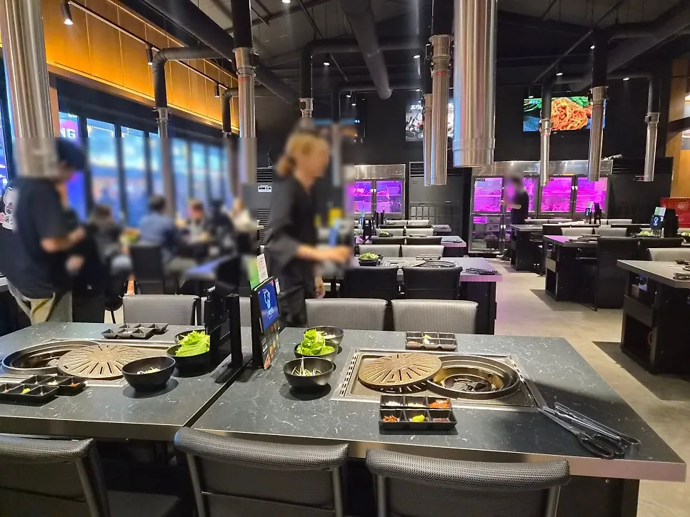 Spacious interior seating at Cham Dwaejitgan Bucheon Sinjung-dong Branch