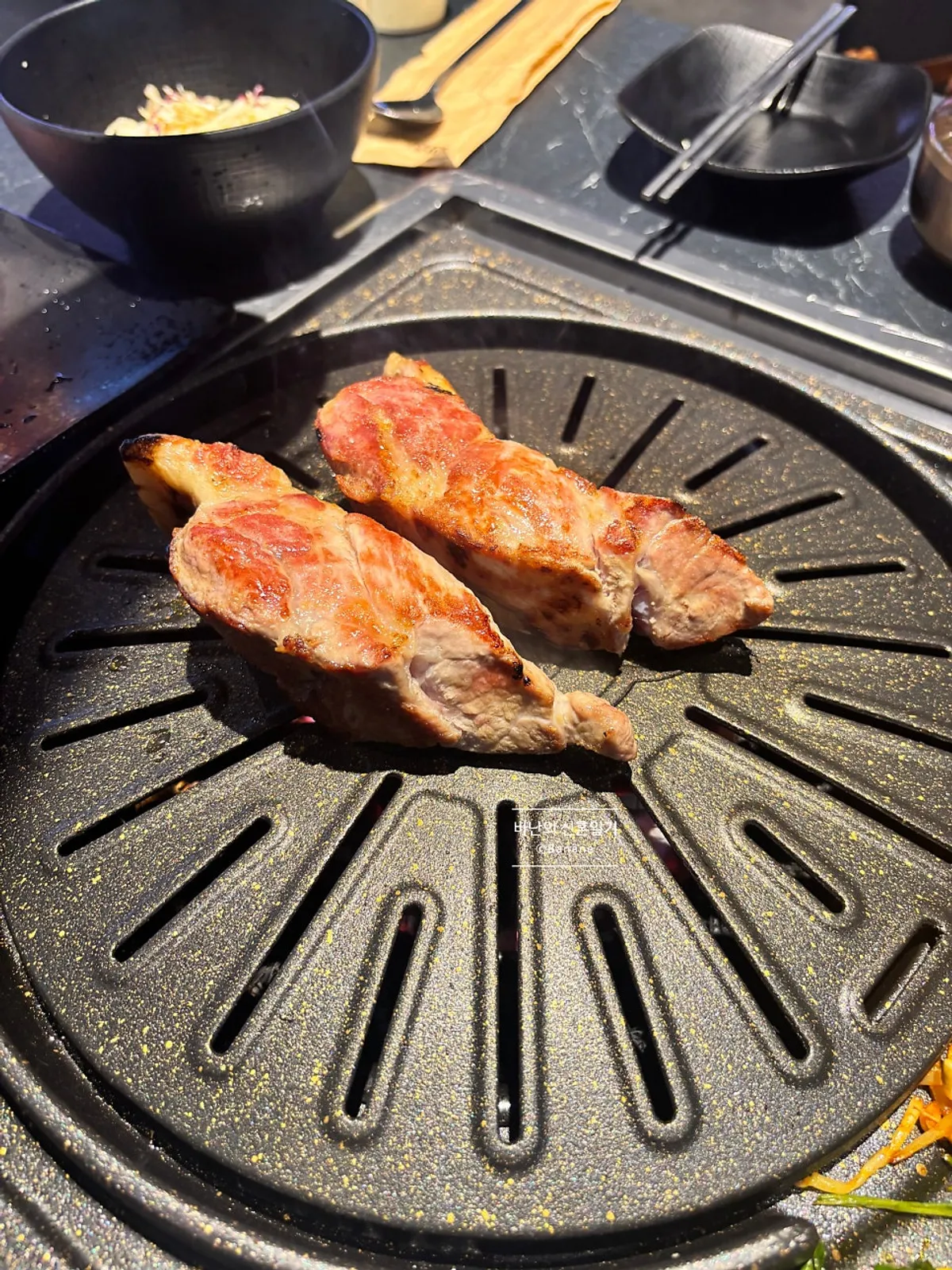 참돼짓간 부천신중동점 왕겨 참숯 불판에 구워지는 돼지고기
