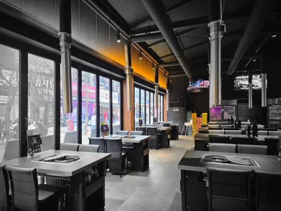 Cham Dwaejitgan dining hall with full glass windows and wide table spacing
