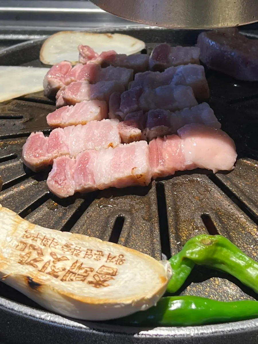 불판에 올려진 보성녹돈 삼겹살과 목살