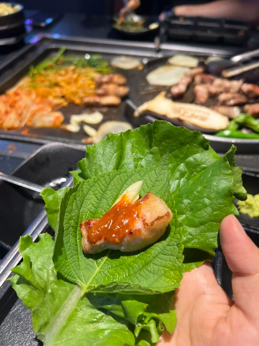 구운 김치와 고기를 올린 한 입