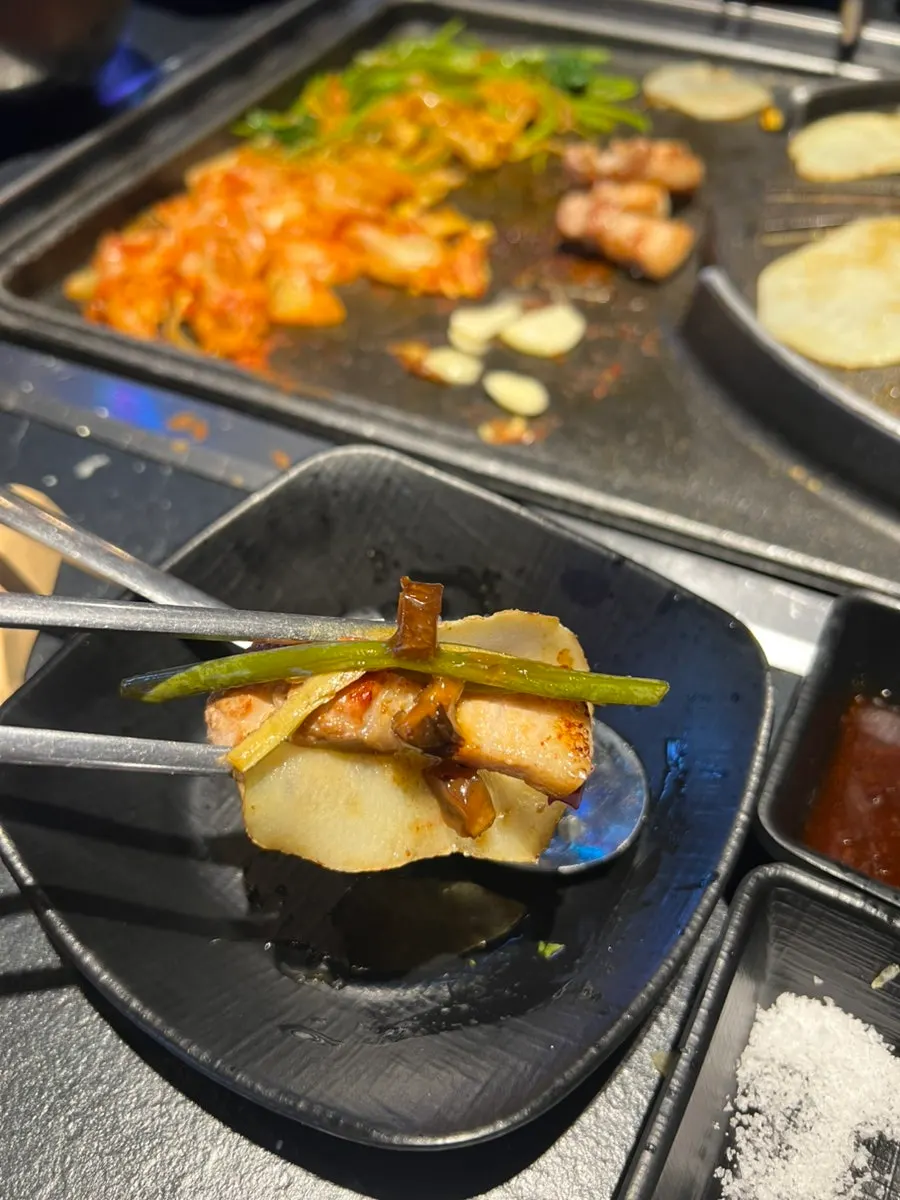 마늘쫑 장아찌와 버섯 와사비를 올린 감자쌈