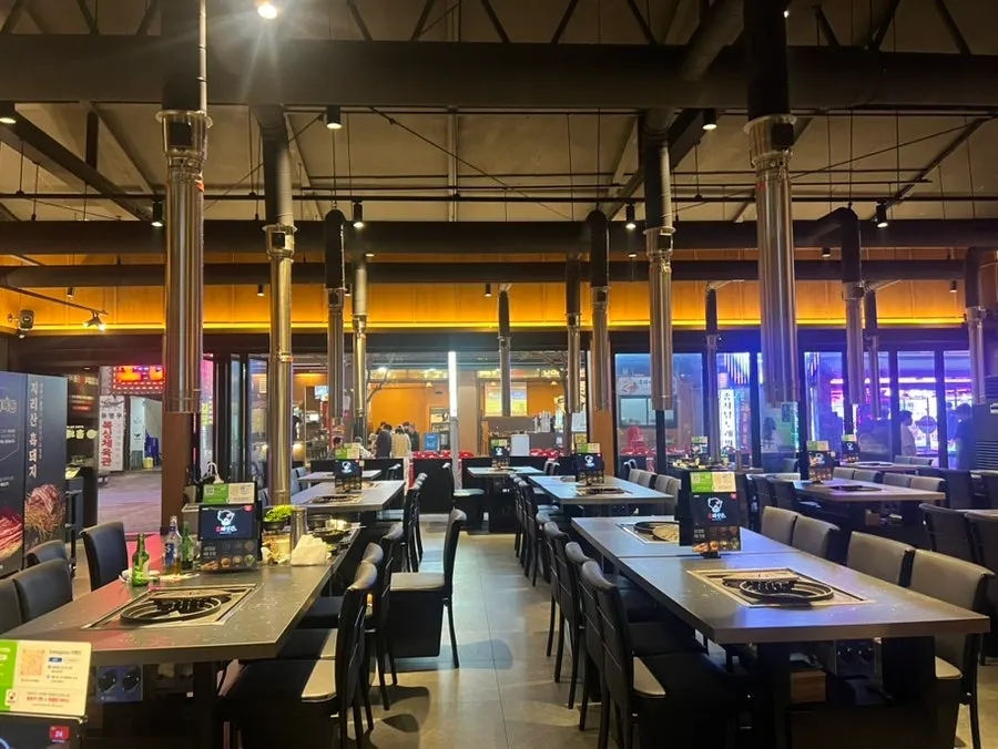 High-ceilinged dining hall at Cham Dwaejitgan Bucheon Sinjung-dong Branch