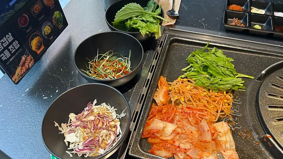 참돼짓간 부천신중동점 매장 입구 주변