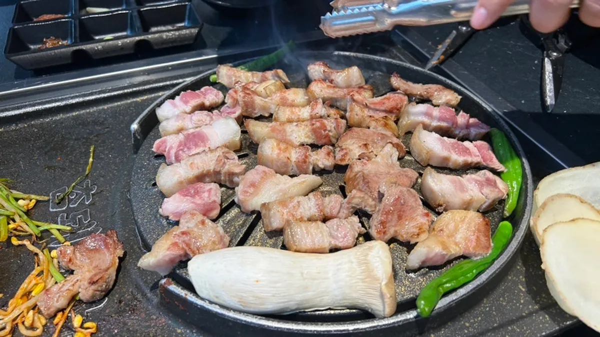 노릇하게 구워진 감자 슬라이스와 오겹살