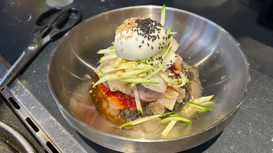 미나리 콩나물 김치를 곁들인 오겹살 삼합
