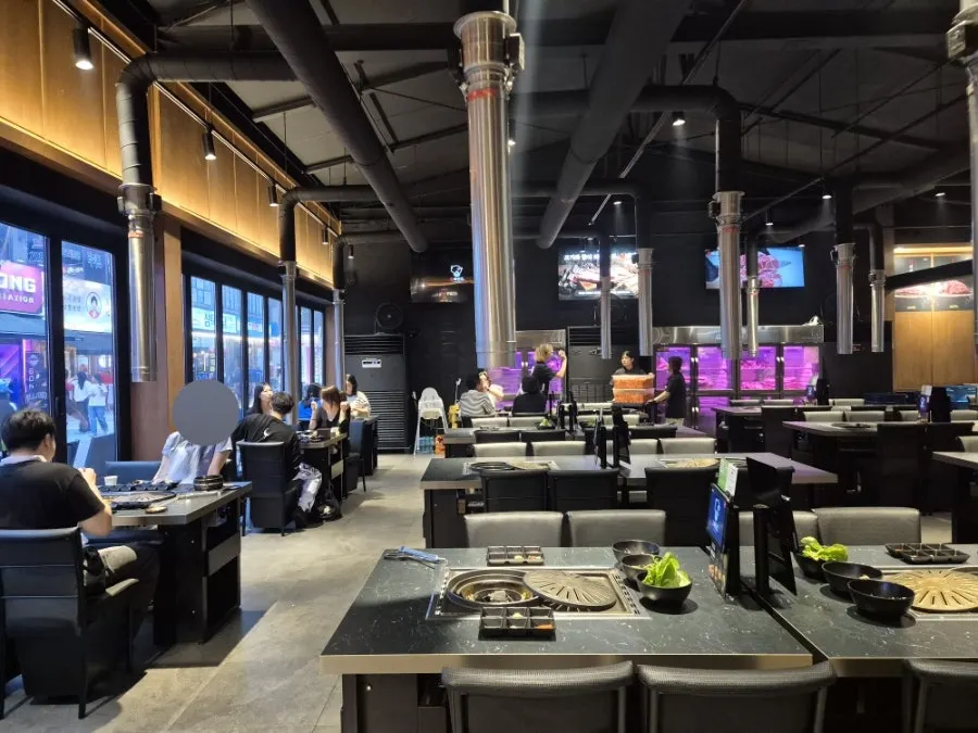 Spacious dining hall interior of Cham Dwaejitgan Bucheon Sinjung-dong Branch