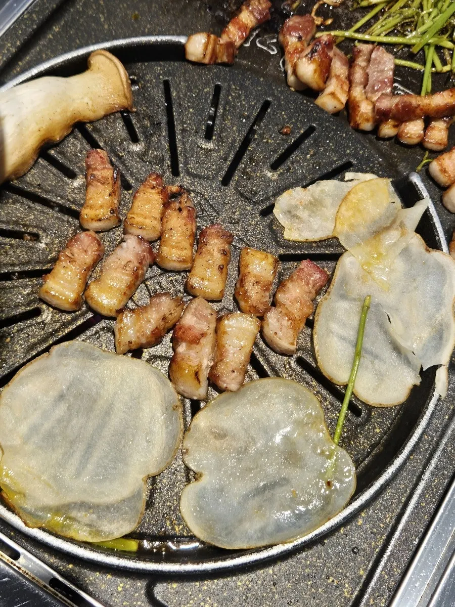 Side dishes and wrap vegetables served with the meat