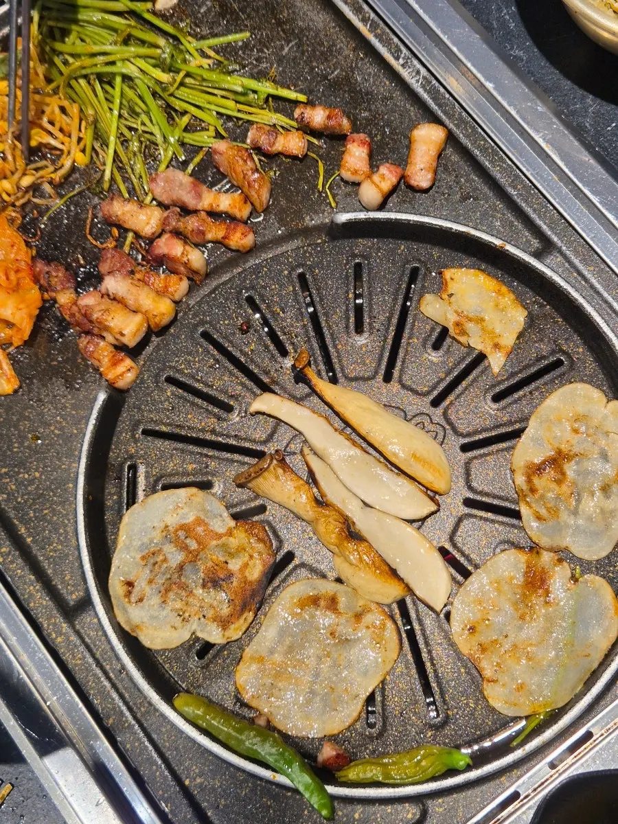 Crispy grilled potato slices with mushrooms and peppers