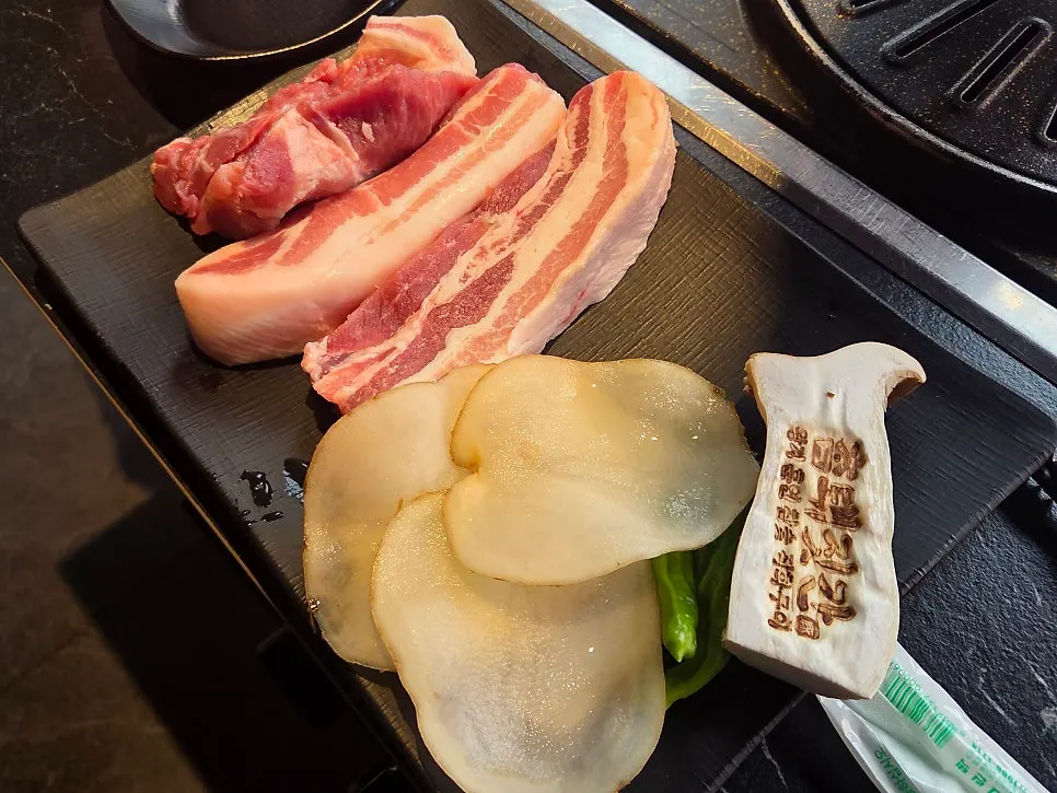 선홍빛 삼겹살과 목살 근접 사진