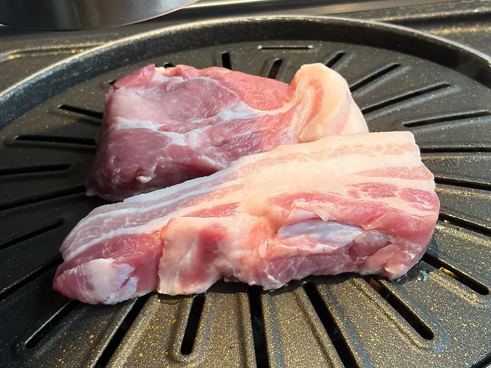 The manager grilling the Boseong Nokdon meat