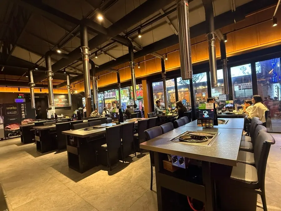 The open, airy interior of Cham Dwaejitgan