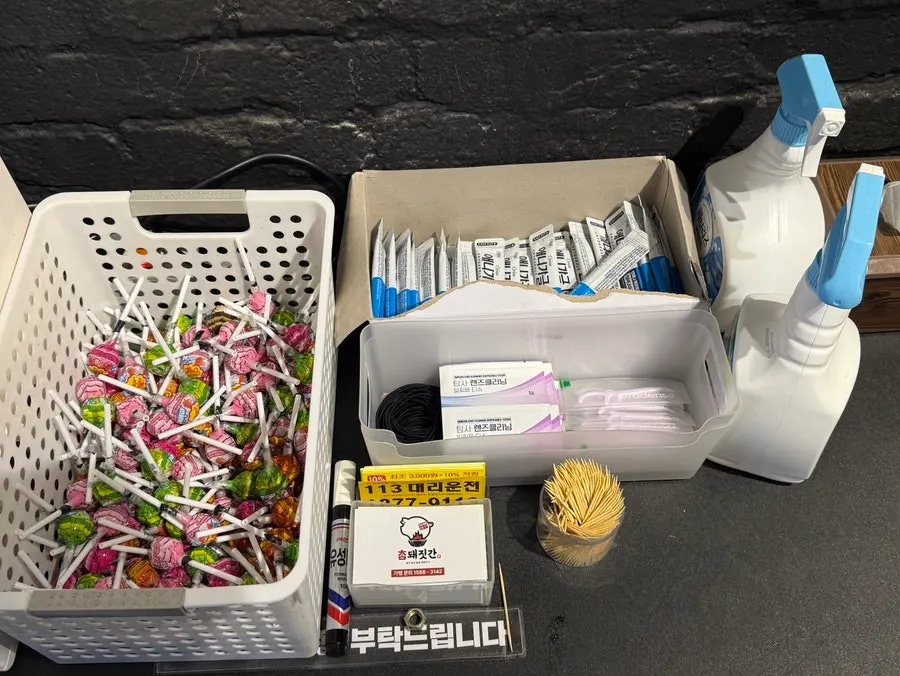 Candy, lens wipes, and other amenities set out at the register