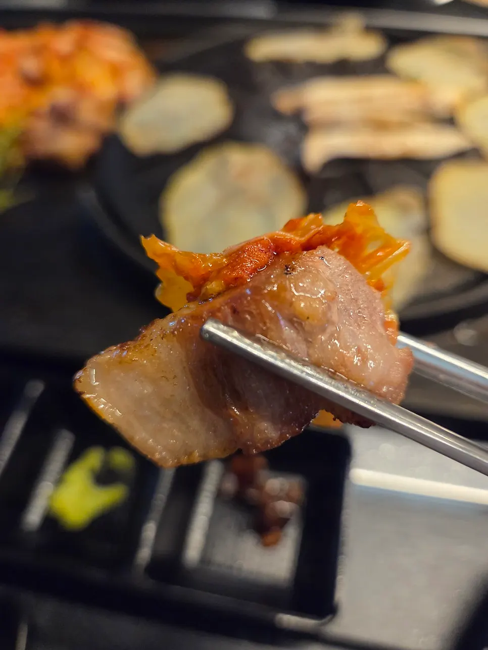 미나리와 함께 싸 먹는 삼겹살 쌈