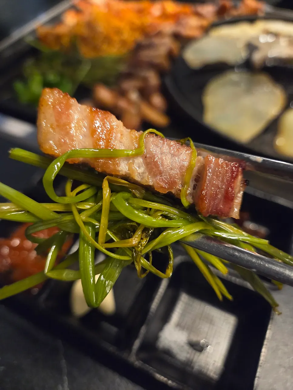 구운 김치를 올린 고기 한 점