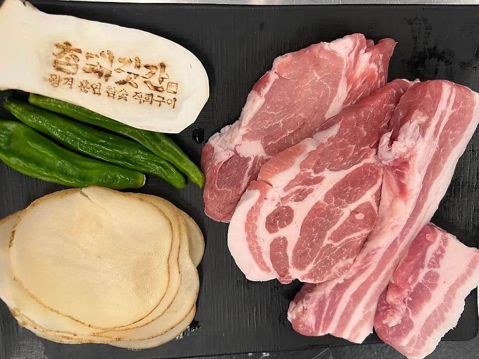 참돼짓간 천안두정점 테이블 세팅