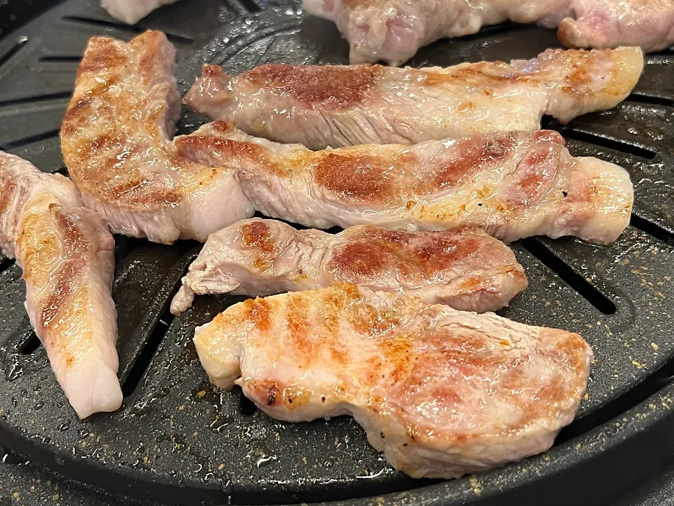 특수 제작 불판에서 구워지는 고기