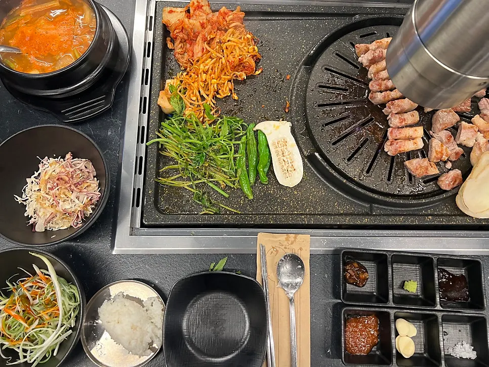 직원이 구워주는 그릴링 서비스 장면