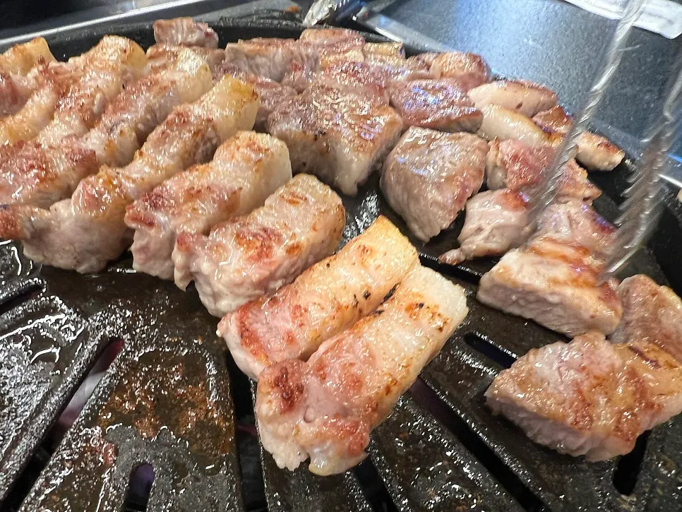 노릇하게 익은 보성녹돈 고기