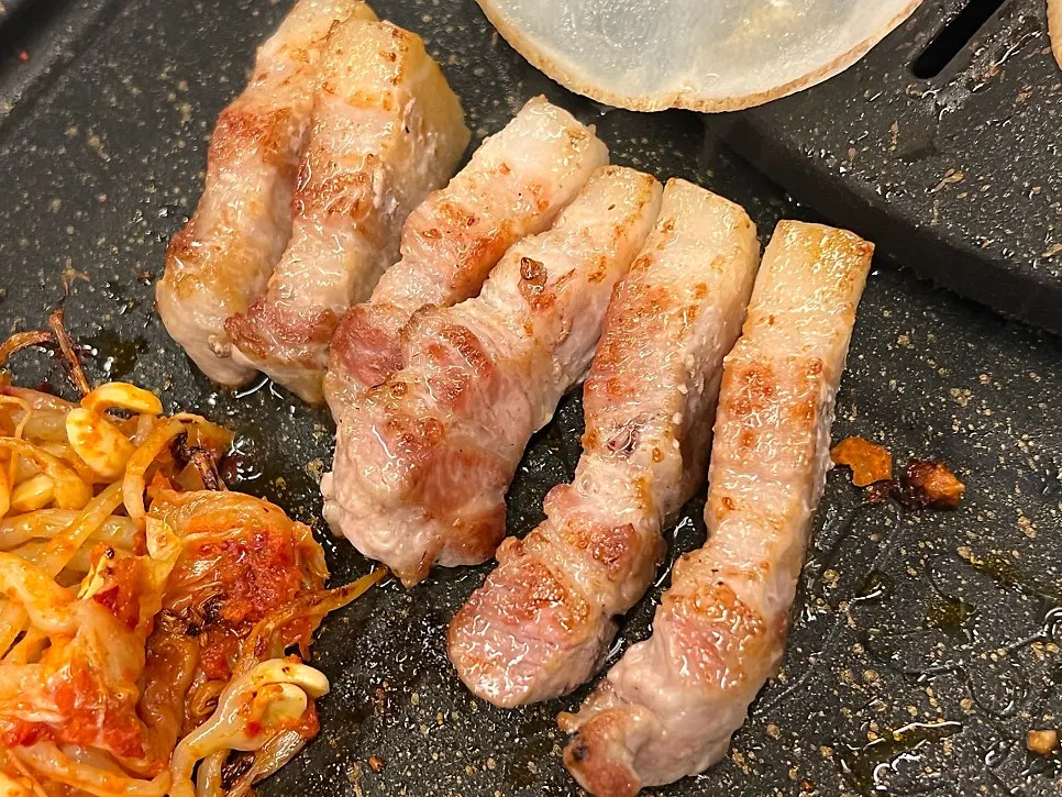 먹기 좋게 옮겨준 고기 한 점
