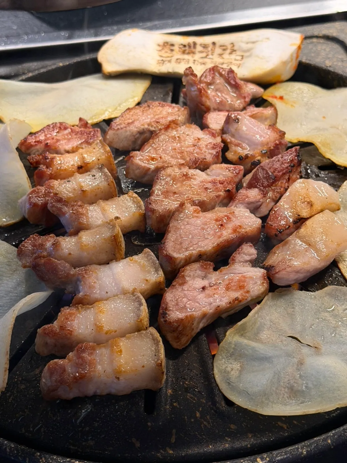 참돼짓간 천안두정점 매장 전경