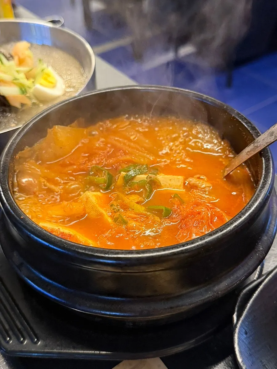 쫄깃한 면발의 냉면 한 젓가락
