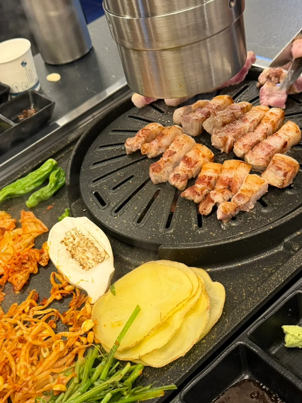 Pork belly on the grill at Cham Dwaejitgan Cheonan Dujeong Branch