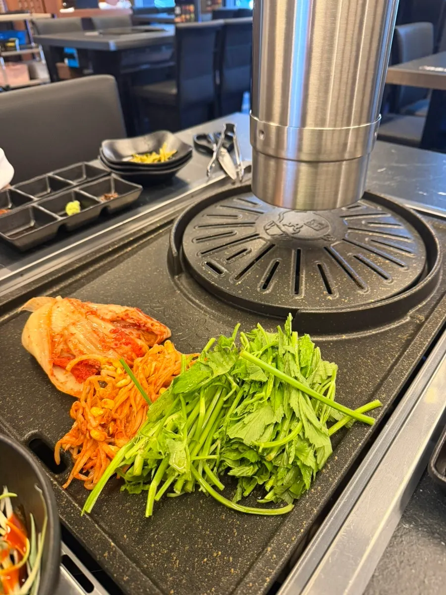 Grill plate with separate sections for meat and kimchi/minari