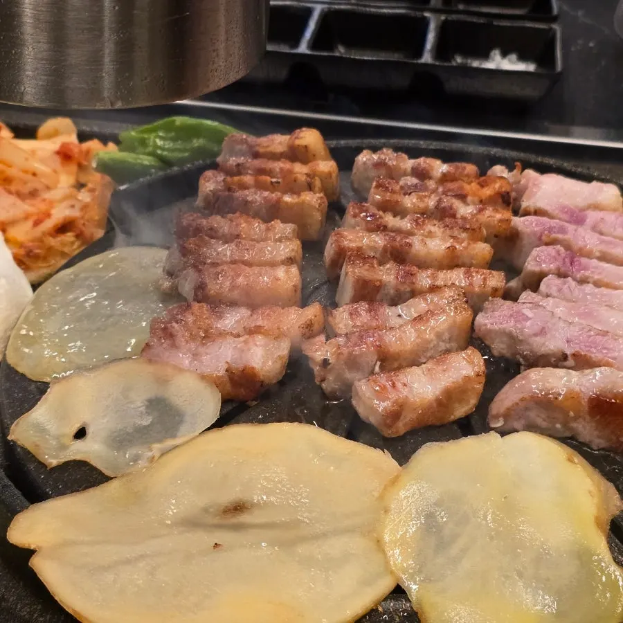 Pork belly table spread at Cham Dwaejitgan Cheonan Dujeong Branch