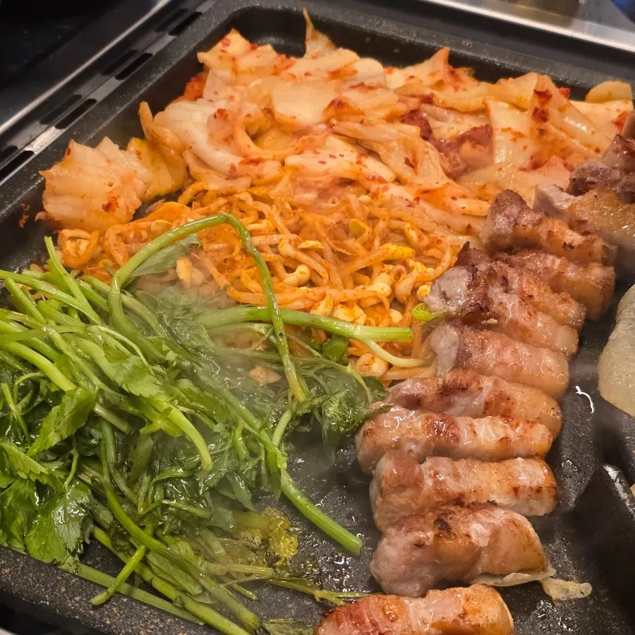 Kimchi, bean sprouts, and minari grilled together on the grill
